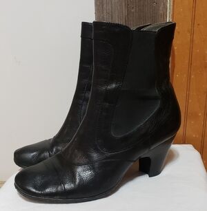 Born Black Leather Ankle Boot Heeled Sleek Square Off Toe 9 Elastic Sides Slipon